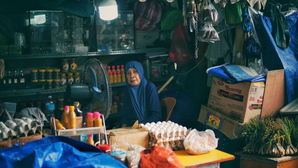 Kệ hàng trong cửa hàng